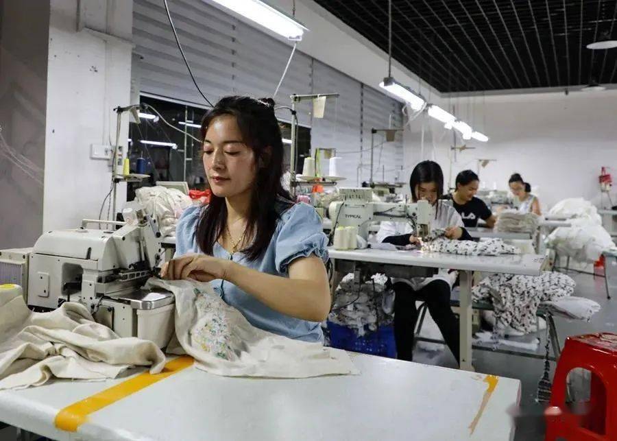 
大龙开发区：大事小事有着落 新住民安身立命：ayx官网(图8)